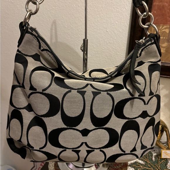 CoachBlackMonogramDaisy SignatureLogoPocketHobo.Black patent leather Trim.EUC - Picture 4 of 9